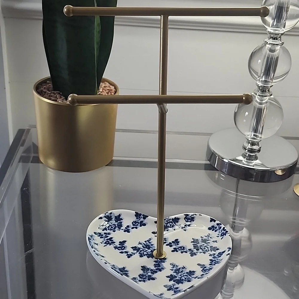 Gold Jewelry Stand with Floral Heart Dish, NWT 🎉💙🤍💛